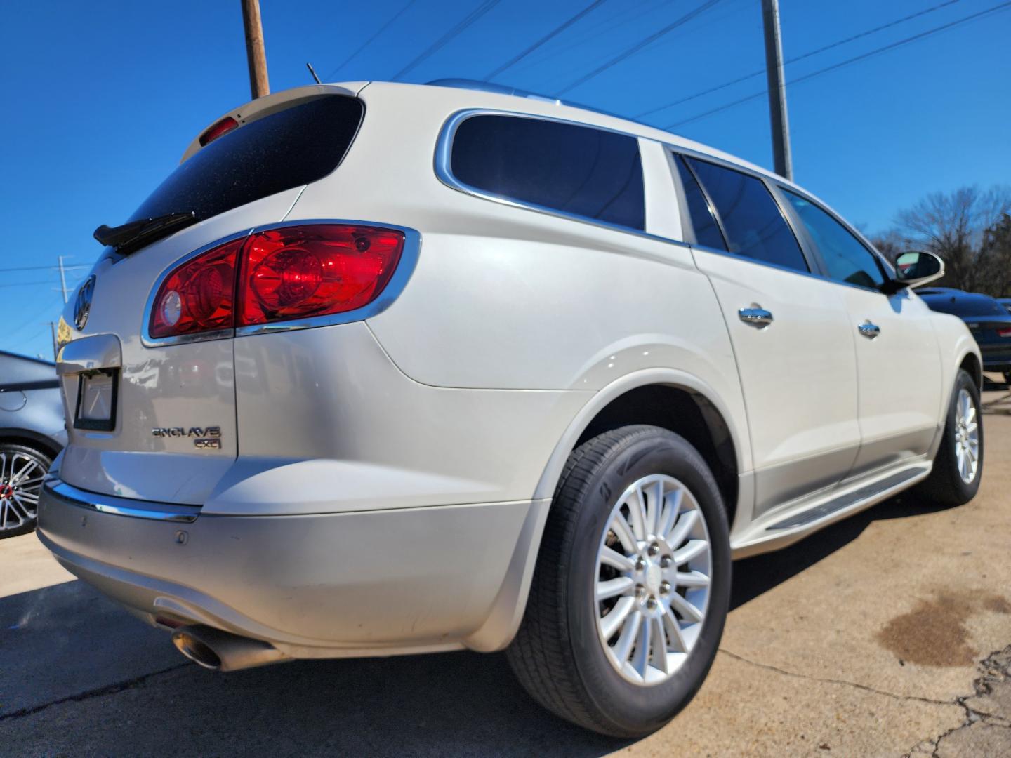 2011 DIAMOND WHITE Buick Enclave CXL-1 (5GAKRBED9BJ) with an 3.6L V6 DOHC 24V engine, 6-Speed Automatic Overdrive transmission, located at 2660 S.Garland Avenue, Garland, TX, 75041, (469) 298-3118, 32.885551, -96.655602 - CASH$$$$$ SPORT UTILITY!! This is a Loaded 2011 BUICK ENCLAVE CXL-1 SUV! REAR DVD! BACK UP CAMERA! HEATED/LEATHER SEATS! BLUETOOTH! SUPER CLEAN! MUST SEE! Come in for a test drive today. We are open from 10am-7pm Monday-Saturday. Call us with any questions at 469-202-7468, or email us DallasA - Photo#3